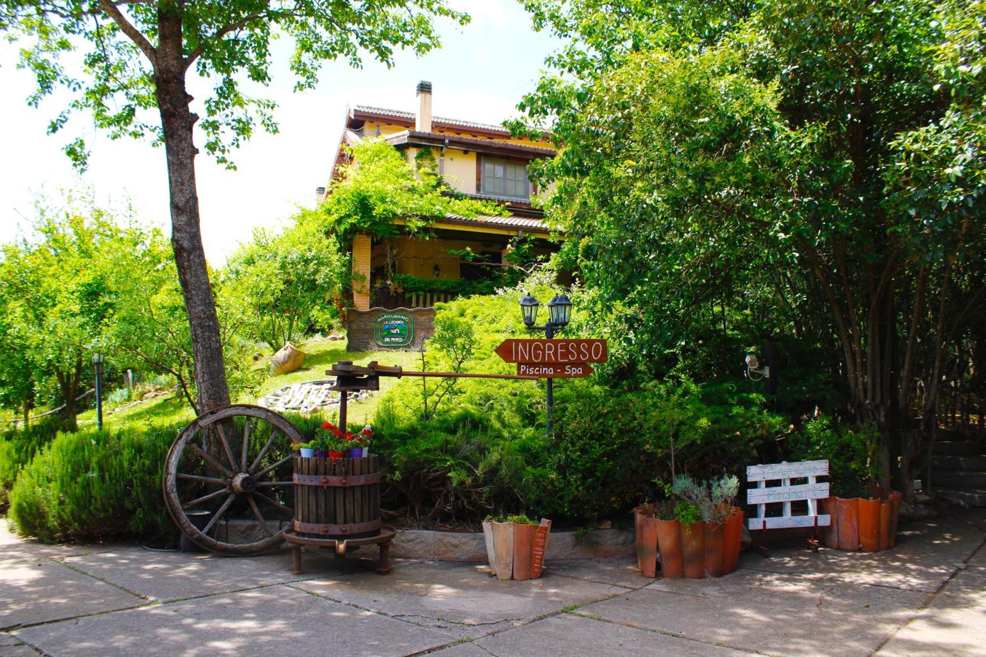 Agriturismo La Locanda Del Parco モラーノ・カーラブロ エクステリア 写真
