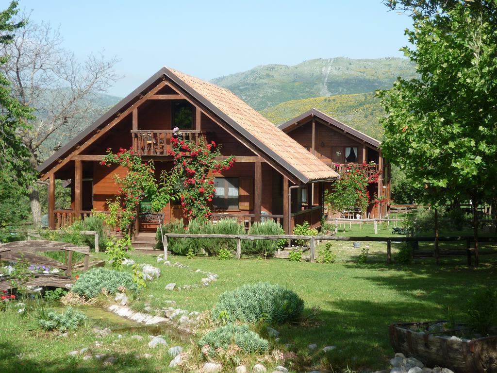 Agriturismo La Locanda Del Parco モラーノ・カーラブロ エクステリア 写真